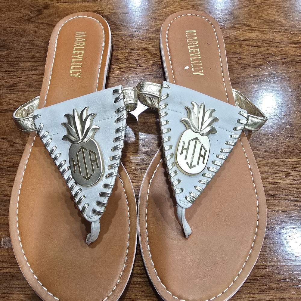 Marleylilly Women's Size‎ 8 Ivory Gold Thong Sandal Pineapple Monogram Metallic